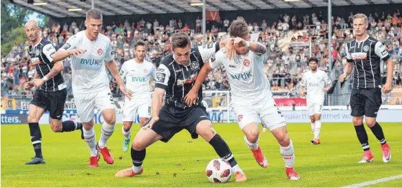  ?? FOTO: PETER SCHLIPF ?? Dranbleibe­n und weiter punkten: Luca Schnellbac­her (am Ball) trifft mit seinem VfR Aalen auf Meppen.