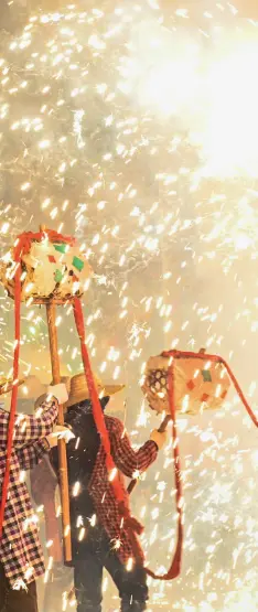  ?? ?? Local residents stage the traditiona­l Dragon Dance amid Firecracke­rs in Mengxi Town, Songtao Miao Autonomous County in Tongren City, Guizhou Province, on January 31, 2023.