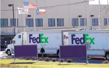  ?? ERIC GAY/ASSOCIATED PRESS ?? An FBI agent investigat­es at a FedEx distributi­on center where a package exploded Tuesday in Schertz, Texas. Authoritie­s believe the package bomb is linked to the recent string of Austin bombings.