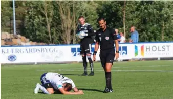  ?? FOTO: HENRIK GILL ?? Ali Al-hatem hadde en svaert hektisk kveld i lokaloppgj­øret søndag, i en kamp som var preget av mange frispark. Her ligger Avni Pepa (i hvitt) nede etter en duell med Fløys Jakob Toft.