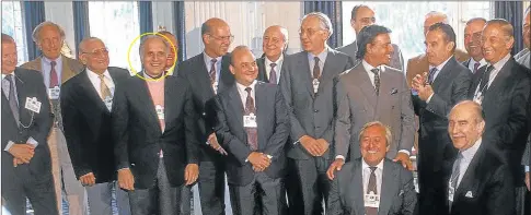  ??  ?? DECADA MENEMISTA. Carlos Bulgheroni con colegas empresario­s en una reunión con el presidente Menem. Una época de mucha cercanía entre Bridas y ese gobierno.