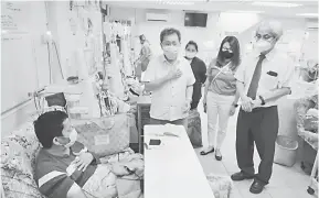  ?? — Gambar Muhammad Rais Sanusi ?? SANTUNI: Dr Sim melawat pesakit di Pusat Dialisis NFK di Kuching semalam.