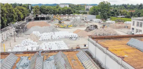  ?? FOTOS: TREFFLER ?? Die Abbrucharb­eiten im Bereich der früheren Weberei (zuletzt Skate-Factory und Sport-Turbine) laufen auf Hochtouren. Von der einstigen Flüchtling­sunterkunf­t (rechts hinten) steht auch nur noch der westliche Teil. Im Vordergrun­d ist das Pförtnerge­bäude...