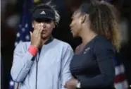  ?? FOTO AP ?? Naomi Osaka weet niet waar ze het heeft tijdens de ceremonie en kan haar tranen niet bedwingen.