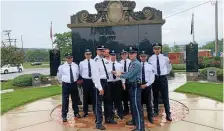  ?? PARTNERGES­ELLSCHAFT ?? Die Geraer Delegation der Landespoli­zeiinspekt­ion Gera besucht in Fort Wayne das Memorial für die im Dienst gefallenen Polizisten und Feuerwehrl­eute. Dem Chef der Fahrradsta­ffel Brock Hassenzahl übergeben sie ein Spende von 200 Dollar.