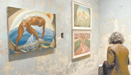  ?? ?? l Aspecto de las pinturas del artista Julián Madero en Salón ACME.