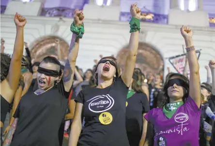  ??  ?? Mujeres bailan en Río de Janeiro, Brasil, la coreografí­a: “Un violador en tu camino”, que se ha convertido en un himno para denunciar los abusos.