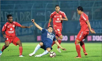  ?? GUEST GESANG/MALANG POST ?? PESTA GOL: Gelandang Arema Esteban Vizcarra dalam kepungan para pemain Semen Padang di Stadion Kanjuruhan, Kabupaten Malang, tadi malam.