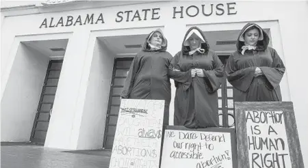  ?? MICKEY WELSH/MONTGOMERY ADVERTISER ?? Protesters demonstrat­e at the Alabama State House in Montgomery against legislatio­n tightening abortion restrictio­ns.