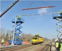  ?? FOTO INFRABEL ?? Beeld van de elektrific­atiewerken op de lijn Mol-Hamont een jaar geleden. Binnenkort worden de werken opnieuw opgestart.