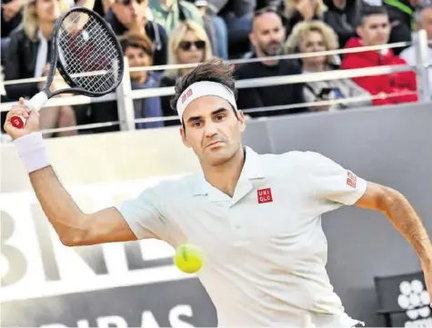  ?? AFP ?? Roger Federer bewies in seinem zweiten Match des Tages Kampfgeist und wehrte zwei Matchbälle ab.