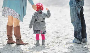  ?? FOTO: DPA ?? Immer mehr Paare leben unverheira­tet zusammen, häufiger auch mit Kindern.