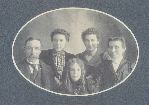 ?? SUTHERLAND FAMILY ?? Thomas and Margaret Shay flank their children: older sisters Mabelle and Margaret are standing, Coral is sitting in the middle.