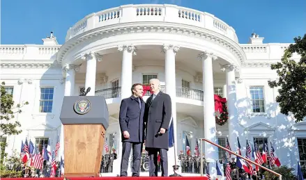  ?? REUTERS ?? Macron y su esposa fueron recibidos con gran pompa por Biden en la Casa blanca