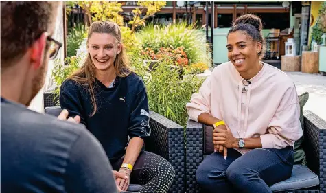  ?? 20MIN/MICHAEL SCHERRER ?? Die Schweizer Weltklasse-Sprinterin­nen Ajla Del Ponte und Mujinga Kambundji im Interview mit 20 Minuten.