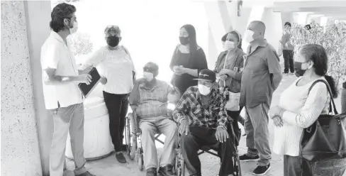  ?? FOTO: JESÚS LEAL ?? Pacientes que son dializados se manifestar­on afuera del IMSS para exigir un mejor servicio.