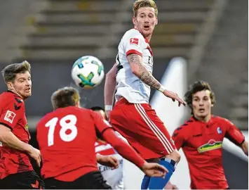  ?? Foto: Witters ?? So kennt man ihn: André Hahn mitten im Getümmel. Der Stürmer, der heute beim HSV spielt, hatte auch beim FC Augsburg schöne Momente.