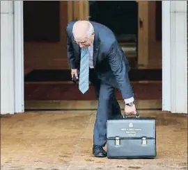  ?? SUSANA VERA / REUTERS ?? Josep Borrell recoge su cartera de ministro para entrar en la Moncloa