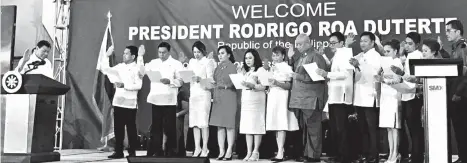  ??  ?? NEW OFFICERS. President Rodrigo R. Duterte administer­s the oath of office of IBP Davao City Chapter officers (from left to right) President Rogelio G. Largo; Vice President Santos E. Torreña, Jr.; Secretary Eleanor P. dela Peña; Treasurer Charizma I....