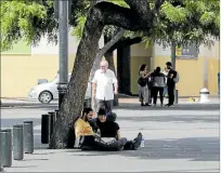  ?? FREDDY RODRÍGUEZ / EXPRESO ?? Plaza de la Administra­ción. Un grupo se refugia bajo un árbol.