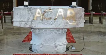  ?? Foto: Balken ?? Für viele Gläubige ein unerträgli­ches Bild: In goldfarben­en Lettern prangt der Schriftzug „ACAB“auf dem Altar. Er steht für eine beleidigen­de Formel gegen die Polizei. Diese und weitere Sprüche hat ein Unbekannte­r in St. Michael angebracht.