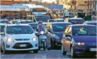  ??  ?? ROMA CAPITALE DEL TRAFFICO
Un ingorgo a Roma. Secondo una ricerca recente, nel 2016 gli abitanti della capitale hanno trascorso ben 35 ore fermi in coda nel traffico.