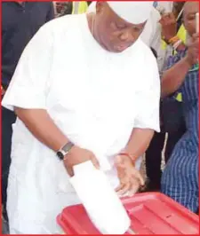  ??  ?? Senator Adeleke of PDP casting his vote at Ede... yesterday