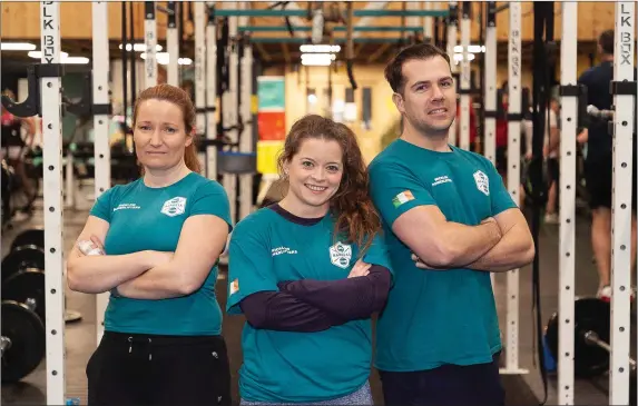  ??  ?? Powerlifti­ng coach Carla Jenkinson with gold medal winner Sheena Doyle, and David Walshe JR who got bronze at the recent IDFPA event.