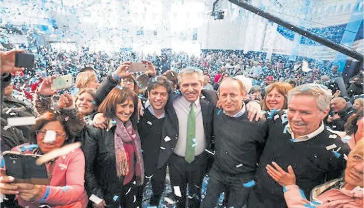  ?? FRENTE DE TODOS ?? Lluvia de papelitos. Alberto Fernández posa para la foto al final de un acto en Provincia junto a Axel Kicillof, Mirta Tundis, Martín Insaurrald­e y Felipe Solá.