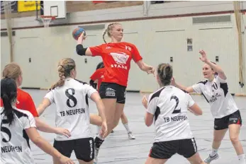  ?? FOTO: THORSTEN SCHNEIDER ?? Sophia Ludwig und die MTG Wangen gewannen in der Handball-Landesliga das Heimspiel gegen den TB Neuffen.