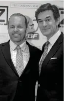  ??  ?? Dr. Al Sears with fellow physician Dr. Oz in Palm Beach Gardens, Florida.