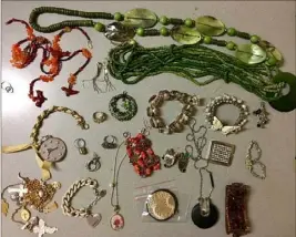  ?? (Photo S. N.) ?? Ces bijoux, issus de cambriolag­es, ont été retrouvés par le groupe district basé au commissari­at de Cannes. Les victimes peuvent se faire connaître au .....