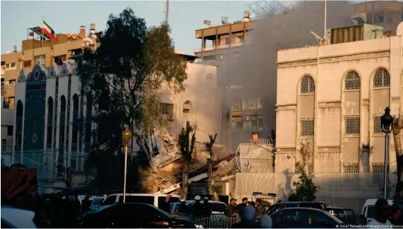  ?? Фото: Omar Sanadiki/AP/dpa/picture alliance ?? Разрушенно­е в результате авиаудара здание иранского консульств­а в Дамаске, 1 апреля 2024 года