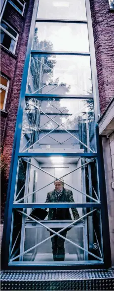  ??  ?? Innenarchi­tekt Wieland Freudiger hatte die Idee mit dem Außenaufzu­g im gläsernen Turm an der alten Backsteinf­assade.