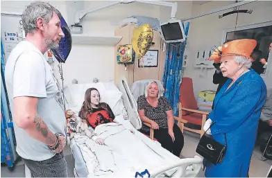  ??  ?? VISITA. Una de las jóvenes heridas recibió la visita de la reina Isabel II en el Royal Manchester Children’s Hospital. EVIDENCIA. Imágenes publicadas por The New York Times y que enojaron a Gran Bretaña.