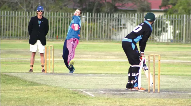  ?? Photo: Leonard Solms ?? Platypusse­s' Warwick Hattingh bowling during his side's loss to Hedgehogs.