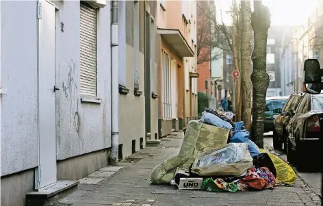  ?? FOTO: DPA ?? Einige Straßen in Duisburg-Marxloh werden regelmäßig zugemüllt.