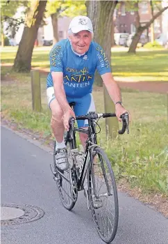  ?? FOTO: LAMMERTZ ?? Nach einem schweren Sturz ist der 83-Jährige wieder bei einem Tagespensu­m von rund 100 Kilometern auf dem Rennrad angelangt.