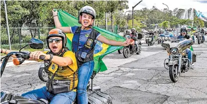  ?? AFP ?? Simpatizan­tes de Bolsonaro participar­on ayer en una manifestac­ión para apoyarlo