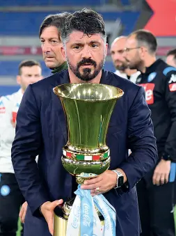  ??  ?? Con la Coppa Rino Gattuso stremato dopo la vittoria ai rigori con la Juventus; per lui primo trofeo da allenatore
