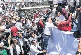  ??  ?? El candidato de Todos por México, José Antonio Meade, posó durante un mitin en Hidalgo con simpatizan­tes que se arrojaron al suelo de un templete para sacarse la foto.