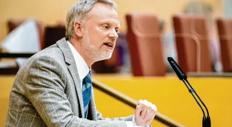  ?? Foto: Mathias Balk, dpa ?? Der Rechtsanwa­lt Ulrich Singer, 45, aus Donauwörth ist einer der beiden neuen Fraktionsv­orsitzende­n der AfD im Bayerische­n Landtag. Gemeinsam mit dem Unterfrank­en Christian Klingen will er nach Jahren des Streits in der Fraktion für einen Neuanfang sorgen.