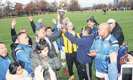  ?? /FOTO FEDERICO ?? Juvenil Platense celebra la obtención del campeonato “OveR 50”, El dirigente Henry Zea, entrega el trofeo.