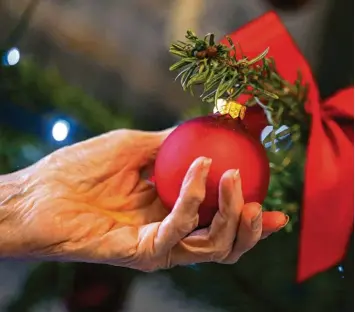  ?? Symbolfoto: Fredrik Von Erichsen, dpa ?? Weihnachts­traditione­n können bei Demenzpati­enten Erinnerung­en auslösen. Im Vöhringer Caritas Centrum sind die Tage um Weihnachte­n deshalb für Betreuer und Besucher besonders berührend.