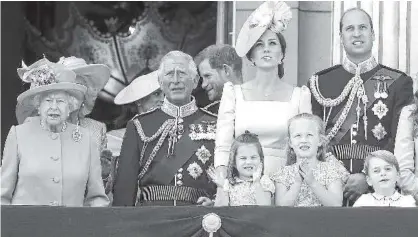  ?? Foto: Efe ?? La reina Isabel II presencia el desfile junto a su familia, que estuvo casi al completo.