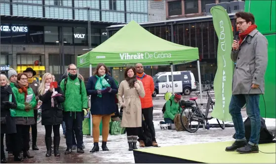  ?? FOTO: TOMMY POHJOLA ?? UPPåT. Partiordfö­rande Ville Niinistö är eld och lågor över enkäterna som visar att De gröna har ett starkt stöd i Helsingfor­s.