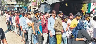  ?? ?? Braving enervating heat conditions, people were seen waiting for their turn at a polling booth in Aligarh.
