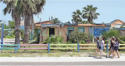  ?? PHOTOS BY COURTNEY SACCO/USA TODAY NETWORK ?? Structures such as the Laughing Horse Lodge on Avenue G in Port Aransas, Texas, are slated for demolition. Hurricane Harvey forced the Gulf Coast city into the midst of transforma­tion.