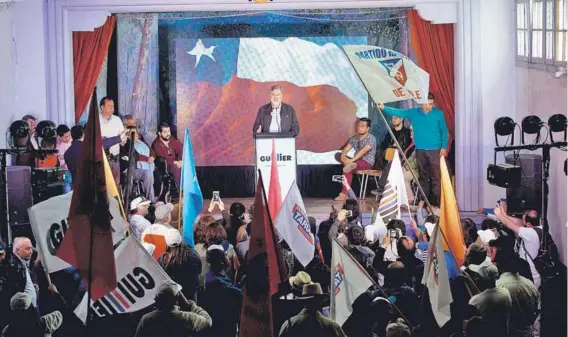  ??  ?? ► El candidato presidenci­al Alejandro Guillier durante una actividad realizada ayer en Linares.