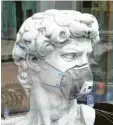  ?? Foto: Christiane Oelrich, dpa ?? Corona muss einem nicht die Sprache verschlage­n: Nachbildun­g von Michelange­los David-Skulptur mit Maske.